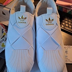 New adidas womens white sneakers size 8.5 In the box.